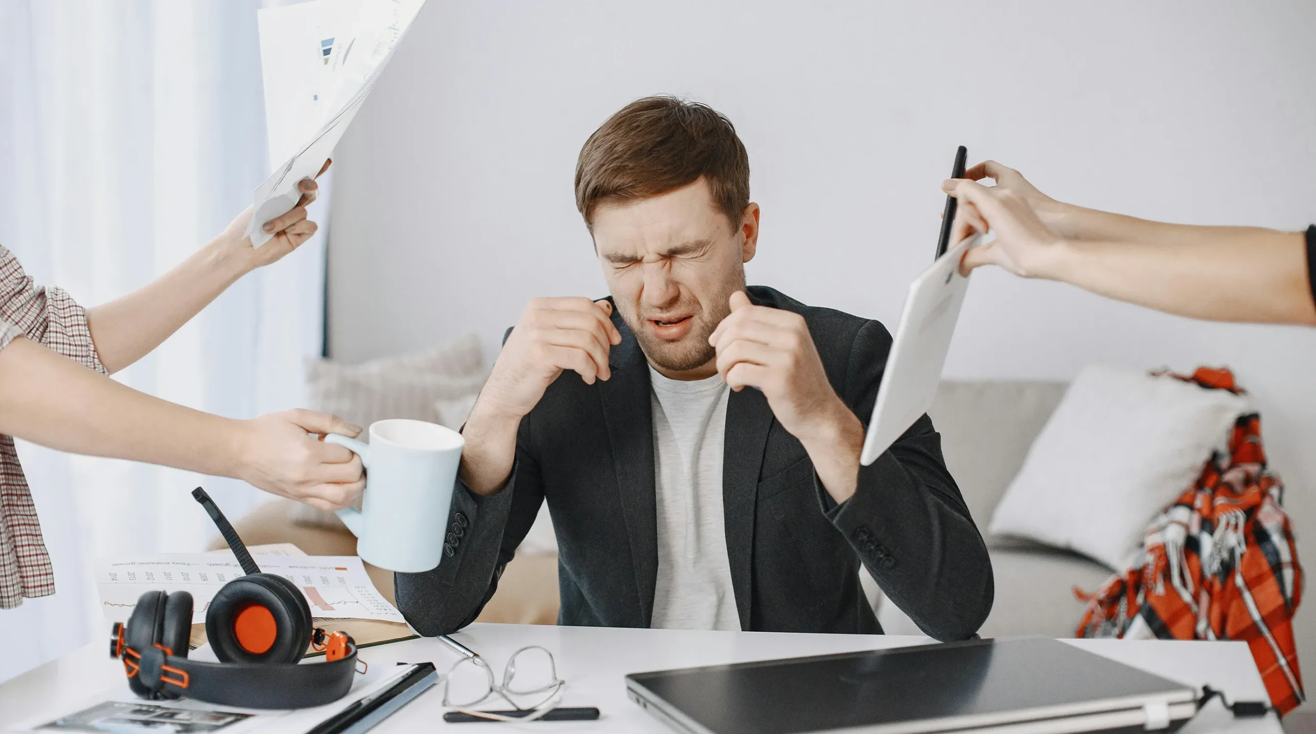 ecommerce seller overwhelmed by order management during dropshipping scaling