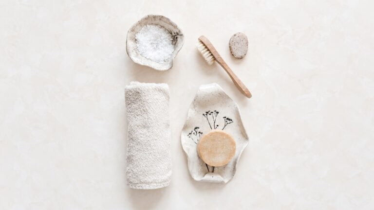 Complementary bathroom items illustrating dropshipping bundles and the need to specify which products are included