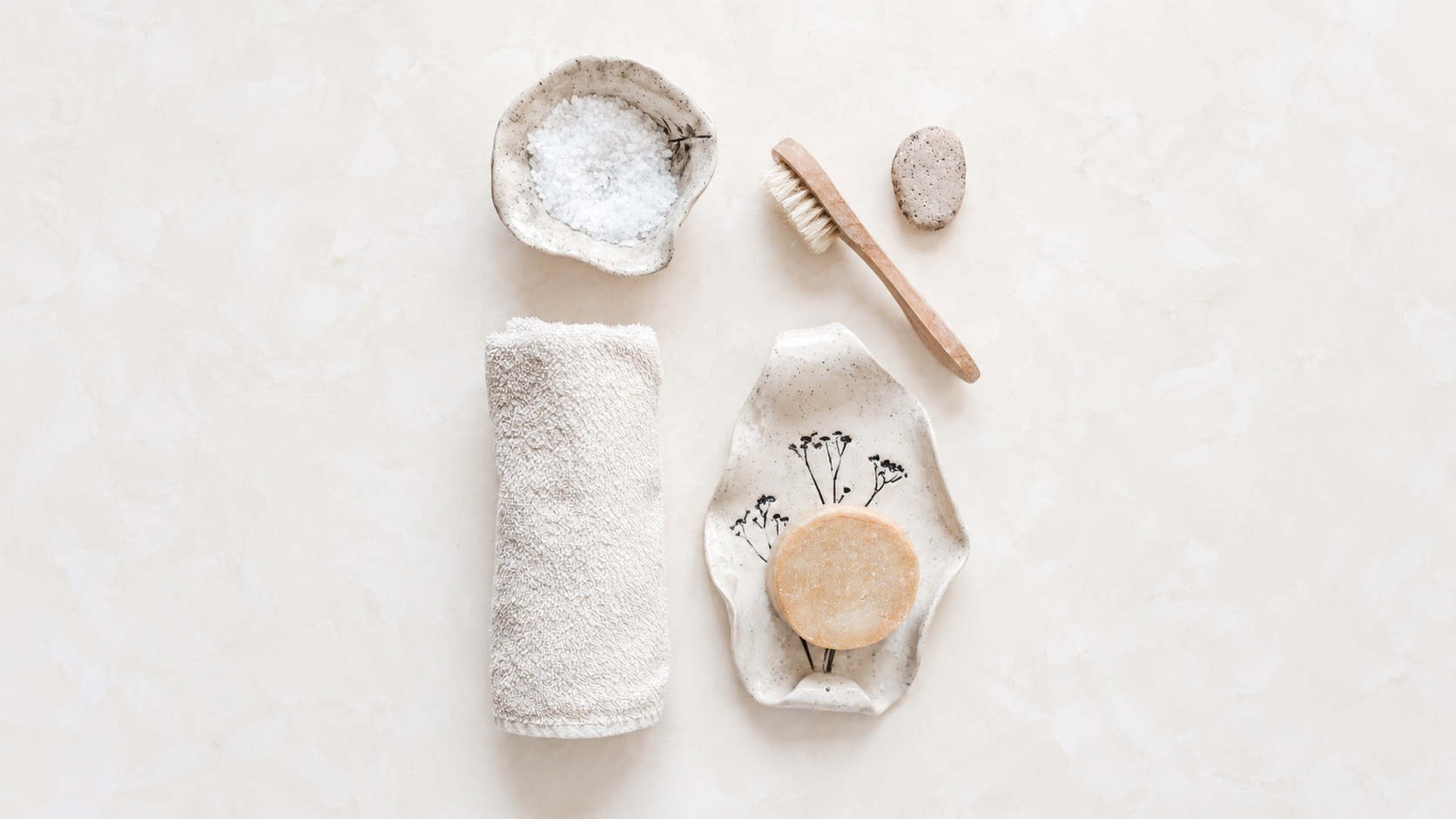 Complementary bathroom items illustrating dropshipping bundles and the need to specify which products are included