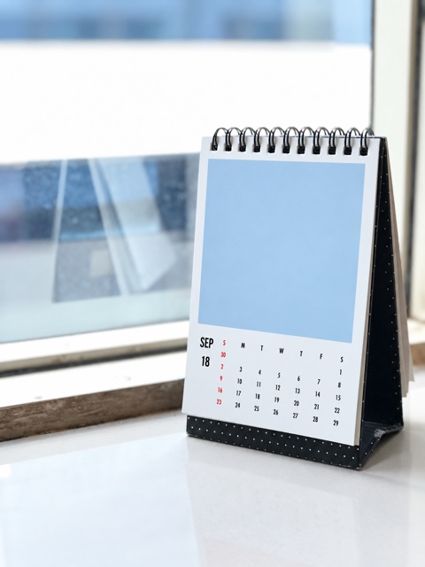Desk calendar showing individual dates for planning payment timing