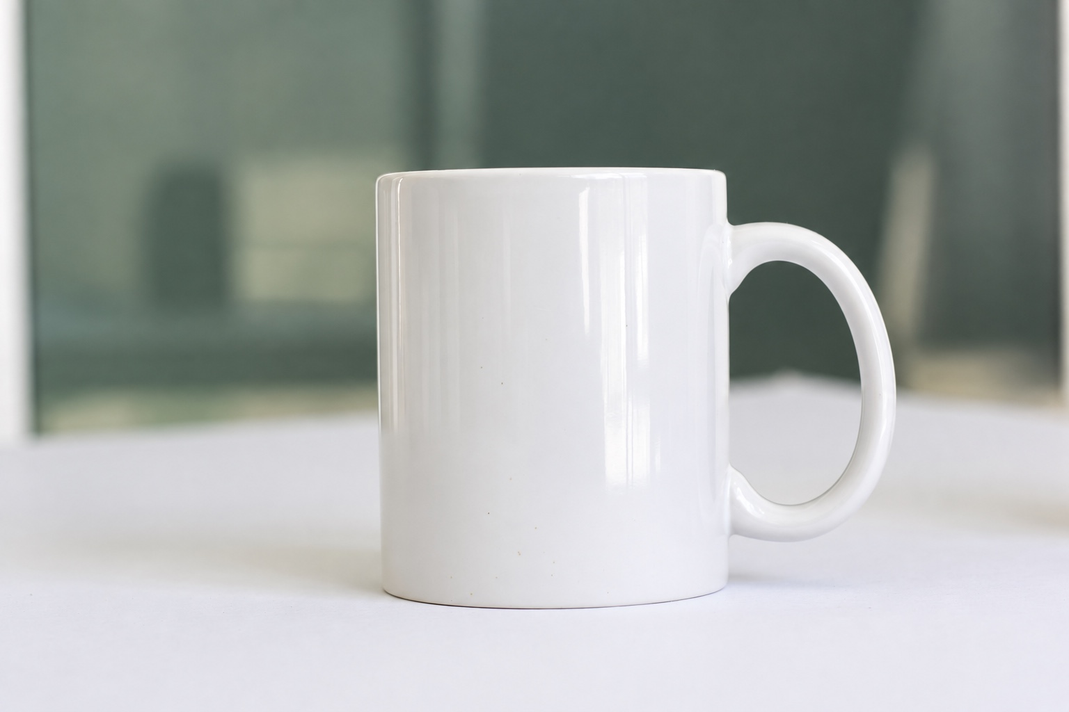 White ceramic mug with vertical window reflections and a clearly defined right-side handle
