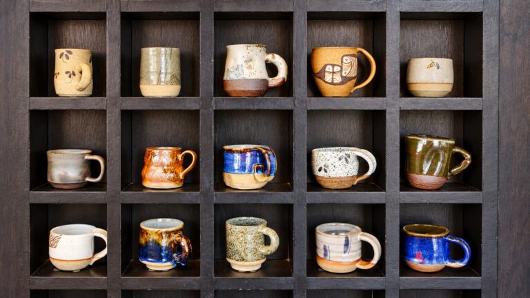 Different ceramic cup variants illustrating item-specific dropshipping dead stock decisions