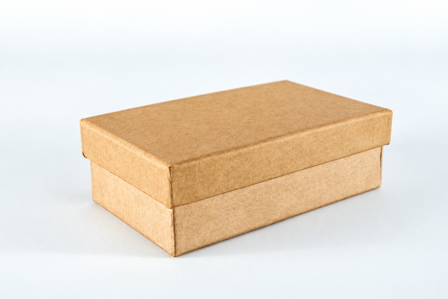 Closed shallow kraft box with a separate lid